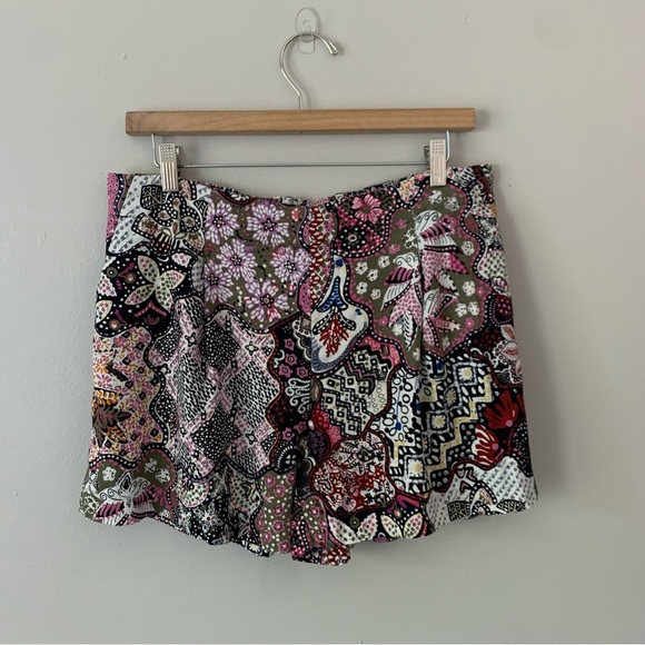 NEW LOFT The Pleated Pull On High Waist Short in Mosaic Floral Size Medium - Picture 4 of 13